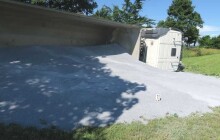 Nákladní vůz se štěrkem sjel z krajnice a převrátil se na bok, unikala i nafta