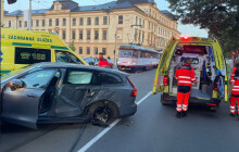 AKTUÁLNĚ: Pozor na průjezd přes Tržnici. S tramvají se střetlo auto