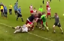 VIDEO: Fanoušek kopl fotbalistu do hlavy. Potyčka po zápase má policejní dohru