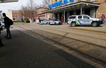 Muž vyhrožoval bombou na hlavním nádraží. Chtěl do vězení