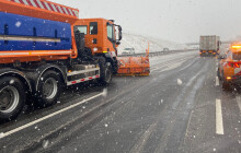 Silničáři spouštějí zimní režim. Poprvé vyjedou s chytrým pluhem z Alp