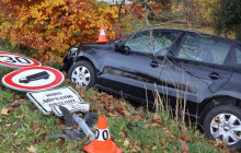 Senior nezvládl zatáčku u Mikulovic. Skončil s vozem v příkopu a poškodil plot