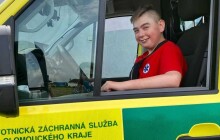 Malému Péťovi, který je upoutaný na invalidní vozík se splnil sen. Navštívil základnu záchranné zdravotnické služby a posadil se za volant sanitky