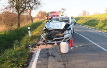 Senior za volantem Seatu narazil do škodovky. Dva lidi skončili v nemocnici