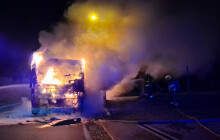 AKTUÁLNĚ: Hasiči krotili plameny hořícího autobusu na Přerovsku. Nikomu se nic nestalo