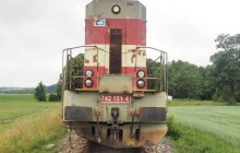 FOTO: Po srážce s nákladním vlakem se traktor rozlomil vejpůl