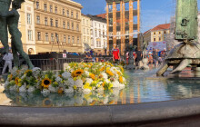 Arionova kašna má květinovou výzdobu. Flora ji obmění ještě dvakrát