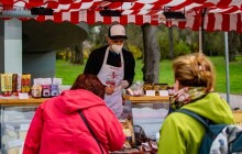 České chutné výrobky nabízí pravidelné Selské trhy během celých prázdnin