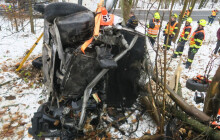 Auto vyletělo ze silnice a narazilo do stromu. Nehoda skončila zraněním řidiče
