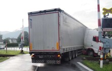 FOTO: Kamion dostal v zatáčce smyk a zastavil dopravu