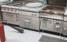 Dvě zraněné a požár v průmyslové kuchyni. Hasiči zasahují v Mohelnici