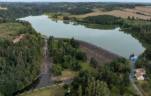 Povodně ustupují, rizika sesuvů a poškození stromů ale zůstávají