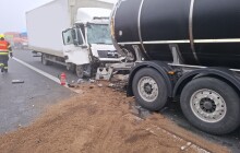 Nehoda kamionů na D1. Řidič je zraněný