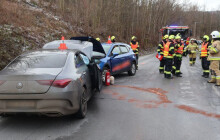 Auto na náledí přejelo do protisměru. Na Jesenicku se zranilo pět lidí