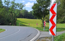 Pozor, prudká zatáčka. ŘSD instaluje 150 odrazových štítů