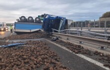 D35 je po nehodě plně průjezdná. Kamionu hrozil i pád z mostu