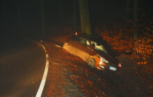 Smyk v zatáčce skončil nárazem do stromu. Seniora i jeho spolujezdkyni odvezla záchranka