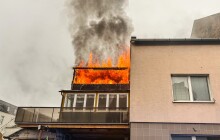 AKTUÁLNĚ: Hoří celé patro. Na místě je zraněný