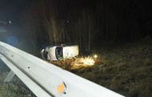 Námraza poslala auto u Bludova přes svodidla. Mladá žena vypadla při převrácení