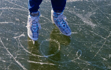 Zimní mrazy lákají na zamrzlé vodní plochy. Ani silný led není zárukou bezpečnosti