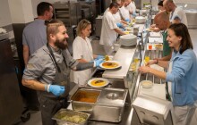 VIDEO: Šéfkuchař Pajer uvařil pro zaměstnance FNOL. Na čem si pochutnali?