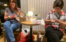 Loni uháčkovali 197 hraček pro děti v nemocnici, letos jich bude víc. Háčkovací maraton táhne