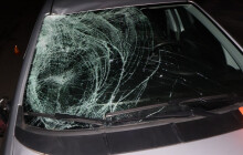 Řidič fiatu smetl cyklistu na elektrokole. Senior skončil ve fakultní nemocnici