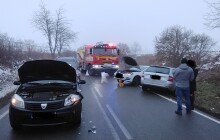 Ledovka komplikovala dopravu ve dvou krajích. Hasiči evidují 150 nehod