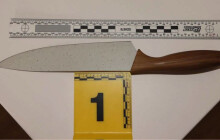 Vzal na něj nůž. Mladík zaútočil na muže kvůli penězům