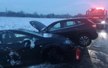 Bourali na ledovce. Nehoda tří aut se obešla bez zranění