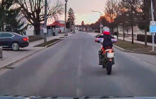 VIDEO: V sobotu mu vzali řidičák, v úterý jej stavěli znovu. Motorkář daleko nedojel