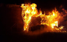 Hořela auta i garáž. Hasiči zasahovali u požáru na Prostějovsku