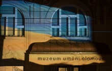 Chtěli jsme jen vyjádřit solidaritu. Vlajku Ukrajiny na muzeum promítali