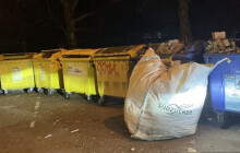 Odpad nechal u kontejnerů a zmizel. Nepořádek museli řešit strážníci