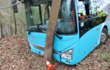 Skoro tři promile v krvi, ale pití alkoholu popřel. Řidič Arrivy boural u Přerova