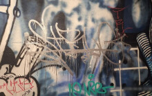 FOTO: Vandalové vylepšili průchod u muzea po svém. Narušili díla umělců