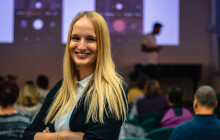 Senioři se ptají na cookies, nebo jestli jsou QR kódy bezpečné, říká Charvátová ze SeniorOn