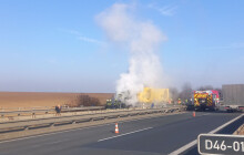 Na D46 hořel poštovní vůz. Úsekem už projedete