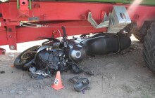 Po dopravní nehodě zůstal motorkář zaklíněn pod traktorem