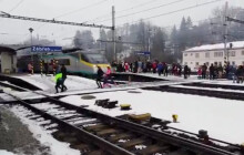 Rodina riskovala život na kolejích. Za přeběhnutí trati dostala pokutu
