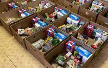 Prázdné žaludky, plný sklad. Jaká je cesta potravin z obchodů k lidem v nouzi?