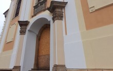 FOTO: Restaurovaná dubová vrata z 18. století se vrátila zpět na náměstí Republiky