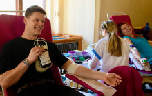 Na radnici proběhlo darování krve. Podpořit je přišel i šermíř Jurka