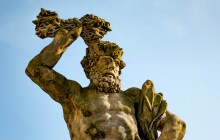 FOTOREPORT: Místo boha stával v kašně světec. Ten teď hlídá statek ve Skrbeni