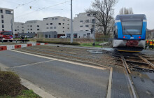 Tramvaje kvůli vykolejení vlaku nejezdí. Jak jezdí náhradní doprava?
