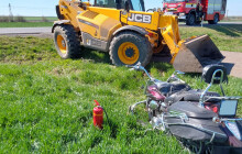 Vážné zranění a vrtulník. U nehody motorkáře a traktoru zasahují hasiči