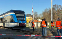 Tramvaje po vykolejení vlaku se vrací. Velká oprava ale začne v létě