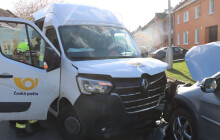 Pošťačka nedala přednost a čelně se srazila. Řidička skončila v nemocnici