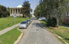 Místo kostek asfaltová silnice. Ulice U Husova sboru projde výměnou povrchu