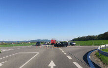 U Chromče se srazila dvě auta. Jednoho řidiče vyprošťovali hasiči